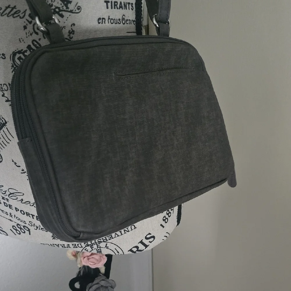 MultiSac Gray & Silver W/ Lots Of Compartments Crossbody Bag (EUC)🩶